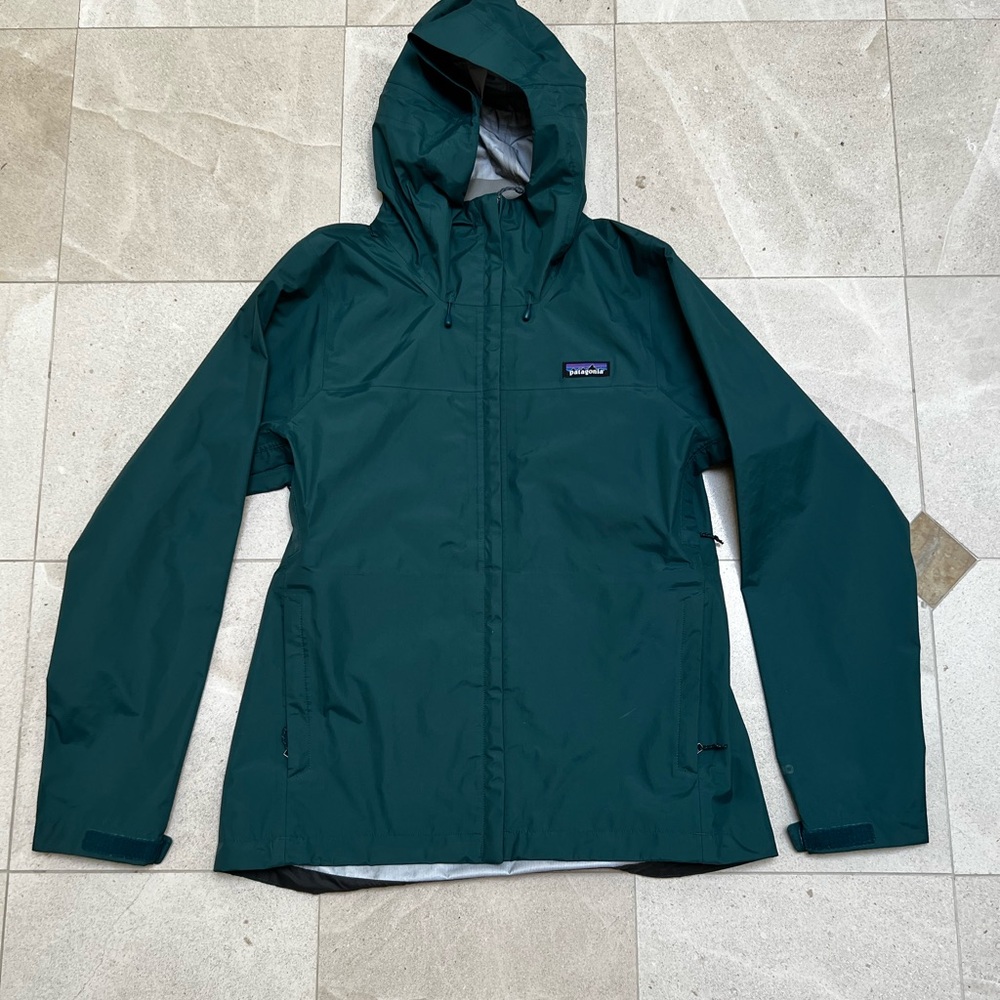 Patagonia Green Utility Jacket with Hood and Water-Resistant Shell